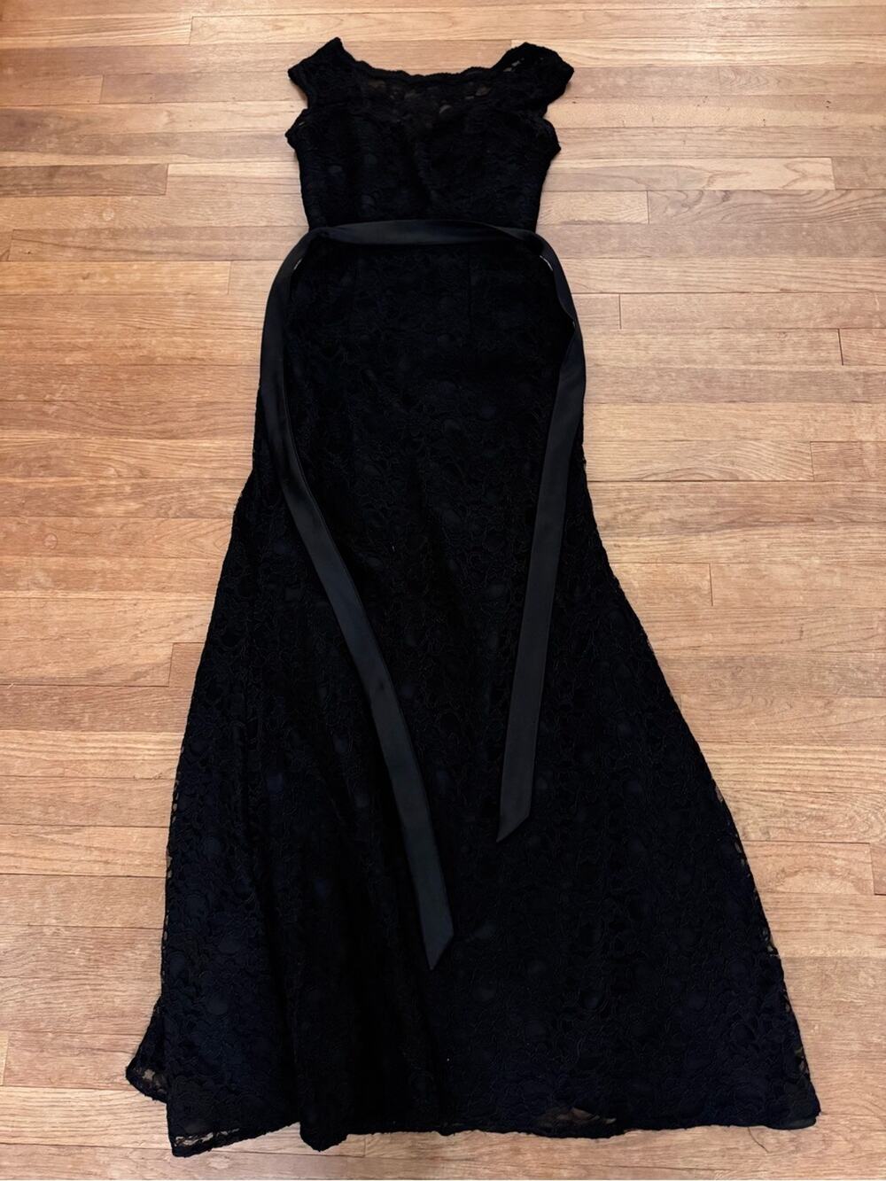 Mori Lee Women's Black Maxi Lace Gown - Size 14
 b81
